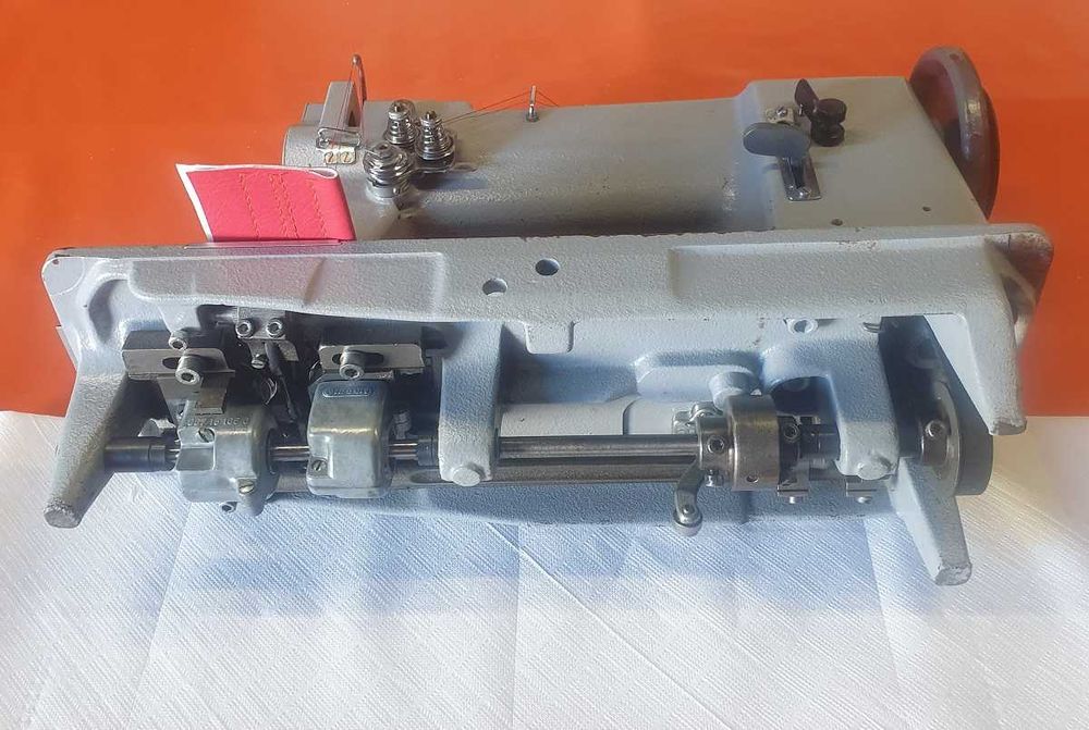 Maquina de costura Adler triplo arrasto duas agulhas