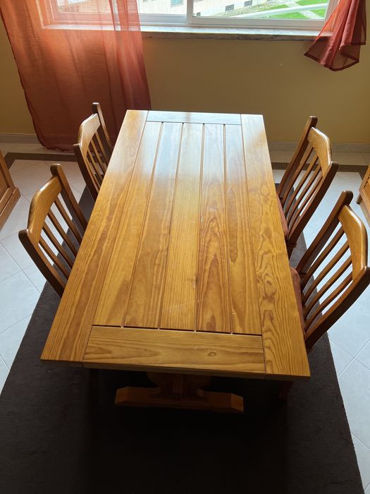 Aparador, mesa, 6 cadeiras e tapete