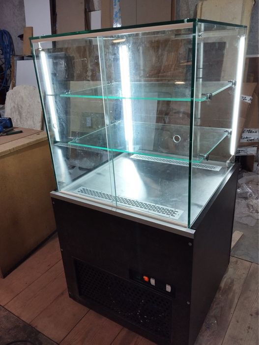 Кондитерская витрина Куб холодильник для десертов под заказ