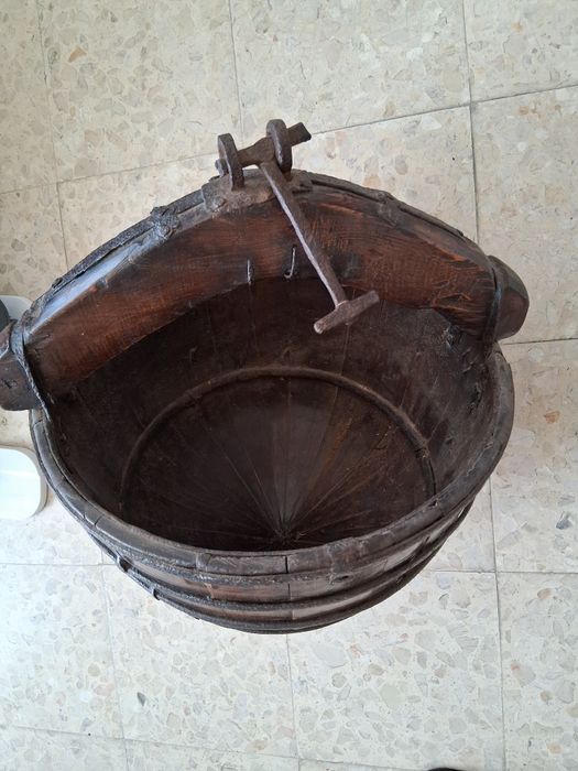 Balde em madeira robusto