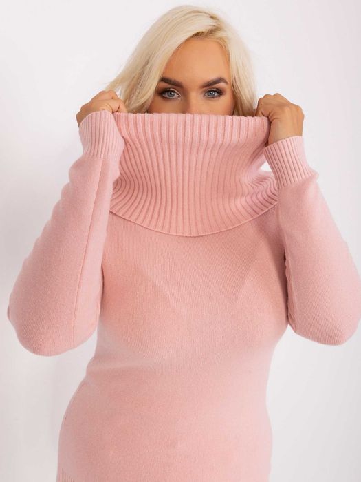 ->  Jasnoróżowy sweter damski – dekolt: lejący, golf / P-M / Rozmiar: L/XL