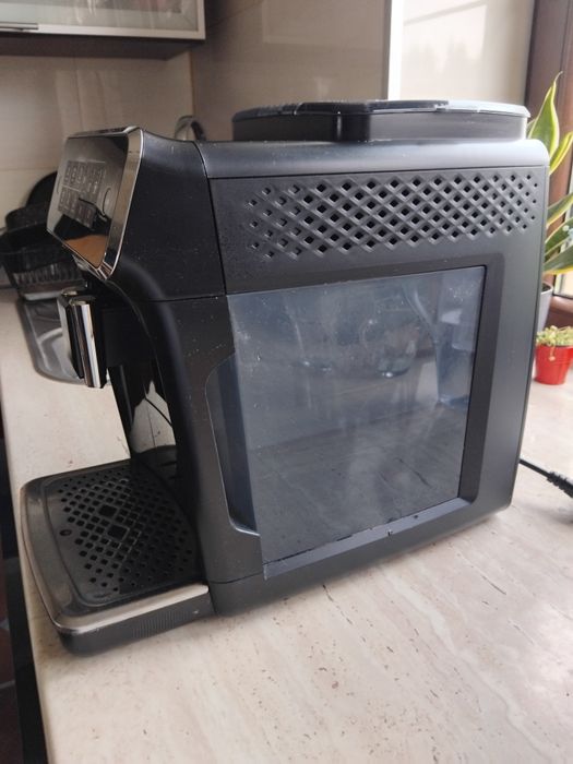 Ekspres do kawy Philips z serii 3200 LatteGo,