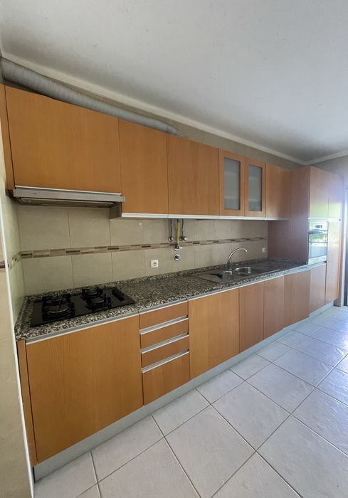 Cozinha completa usada com bancada em granito – sem eletrodomésticos