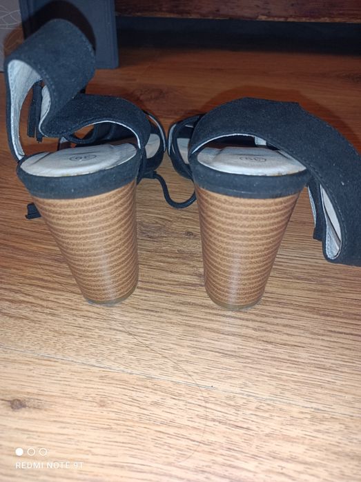 Buty z frędzlami na słupku czarne bez palców
