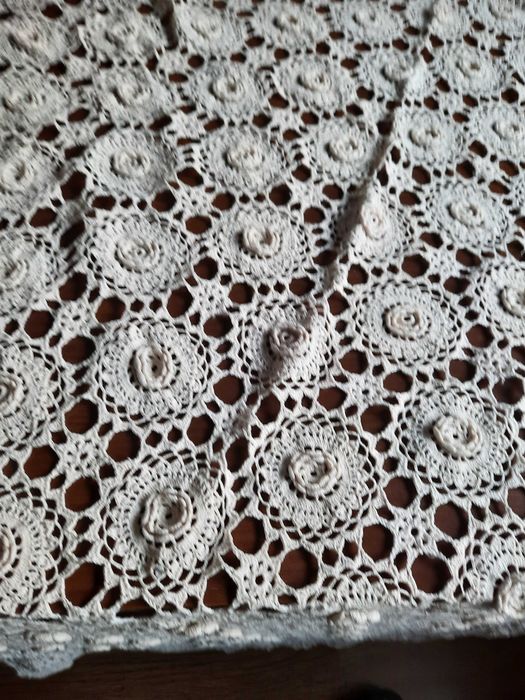 Selling a crocheted tablecloth431195603170109445