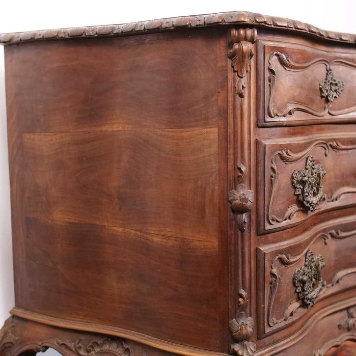 Cómoda ao estilo D. João V em madeira maciça