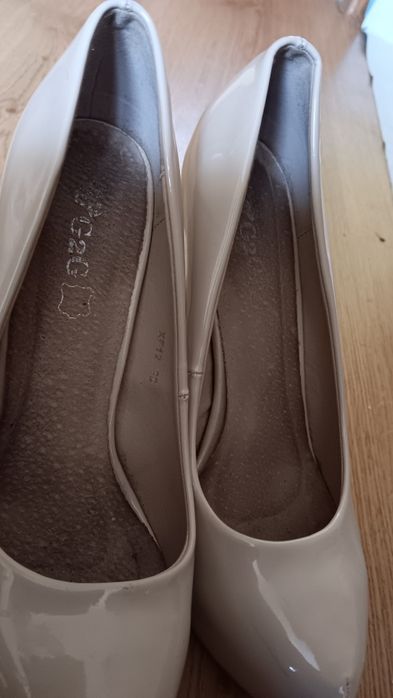 Buty kremowe,lakier, na platformie  r.38