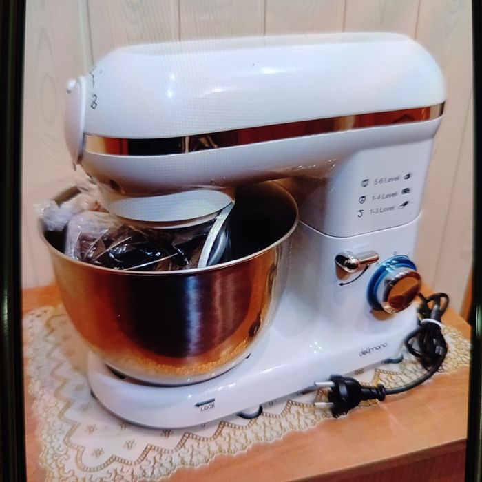 Кухонный робот. (Міксер. Тістоміс.)