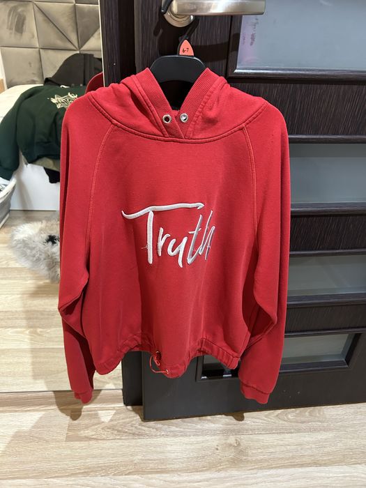 Czerwona bluza z napisem „Truth”