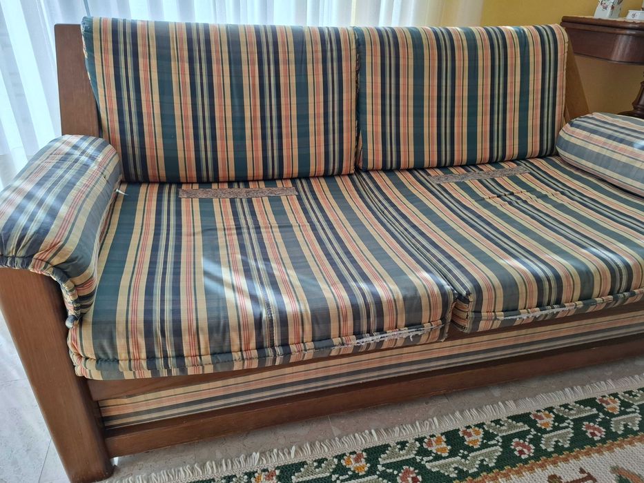 Sofá com estrutura de madeira