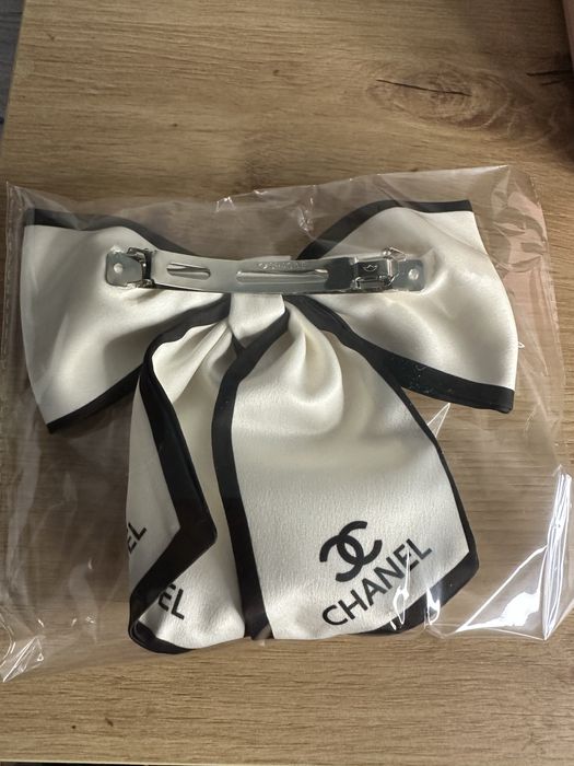 Резинка Chanel, Miu miu , майка Prada, годинник