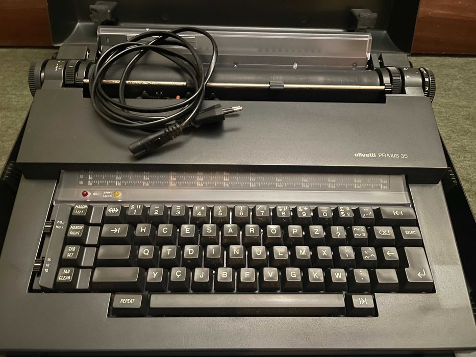 Máquina de Escrever Elétrica Olivetti Praxis 35 – Vintage Funcional
