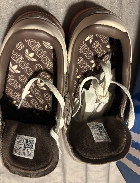 Tenis adidas castanhos