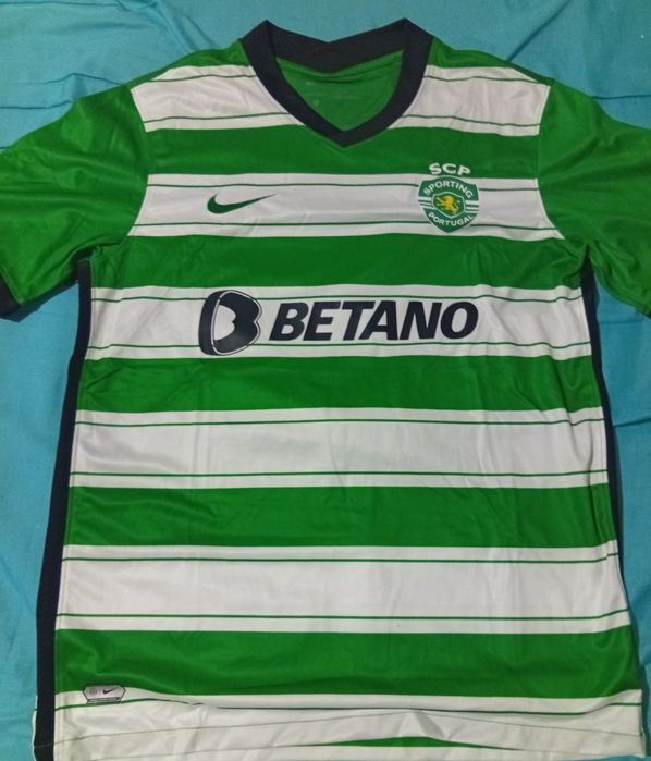 Camisolas , canecas , almofadas e copos do Sporting