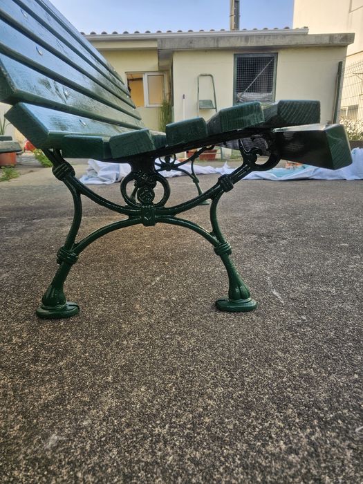Banco Antigo de Jardim em Ferro Fundido – Totalmente Restaurado