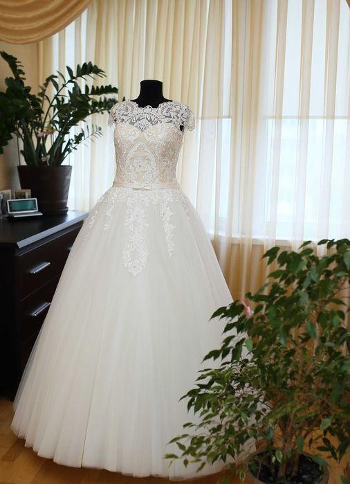 Продам весільну сукню