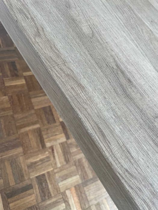 Mesa de jantar da marca The Masie, com 160 x 90 cm