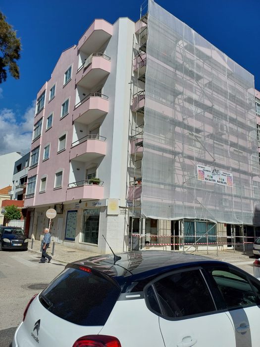 Pintura de edificios em andaime ou rapel e impermeabilização