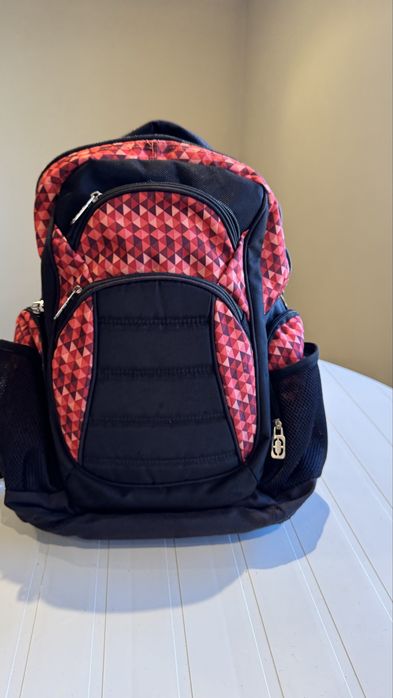 Mochila vermelha e preta