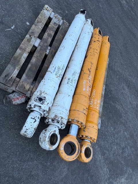 LIEBHERR A 934 C komplet siłowników hydraulicznych używanych