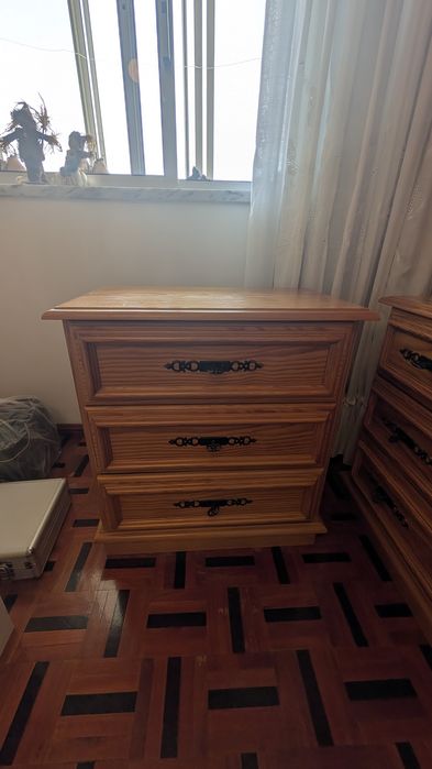 Quarto em pinho maciço - cama, mesa cabeceira, roupeiro, escrivaninha