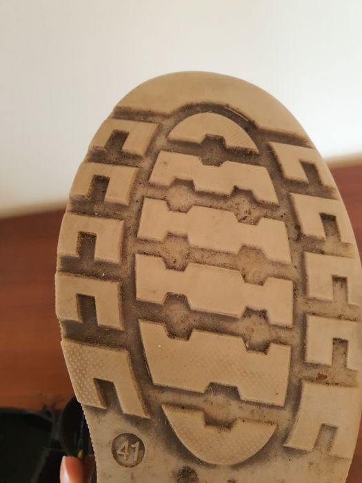 Czarne buty z zapięciami maryjane