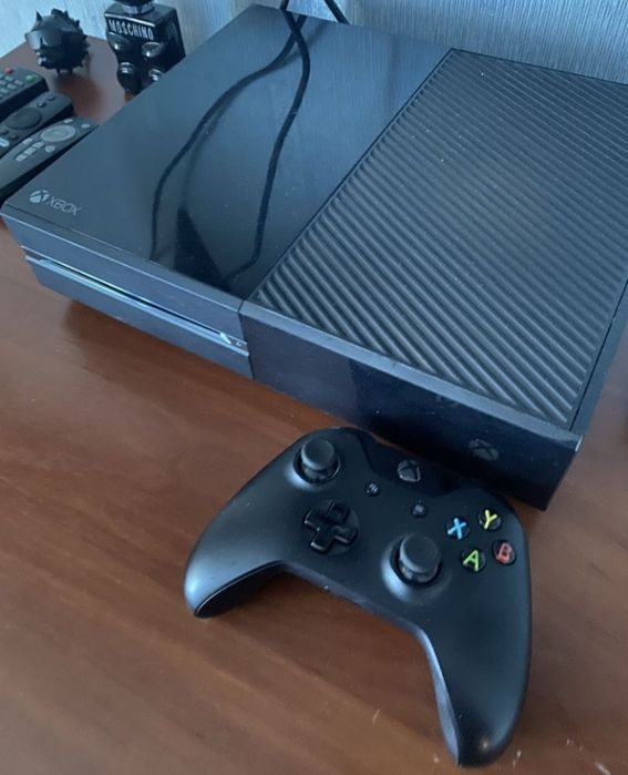 X Box one 512 gb с геймпадом бу