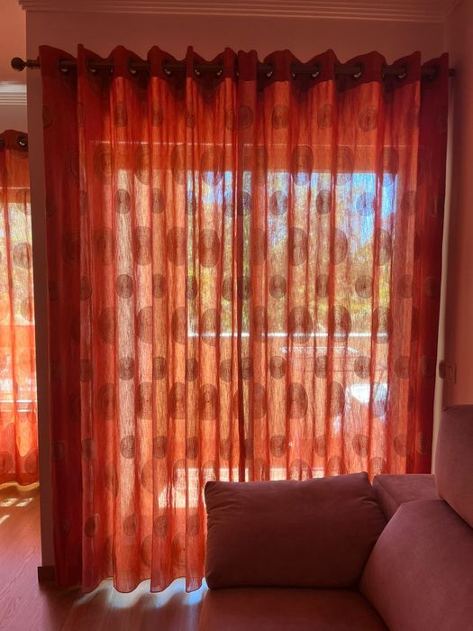 Vendo cortinados incluindo os varões.