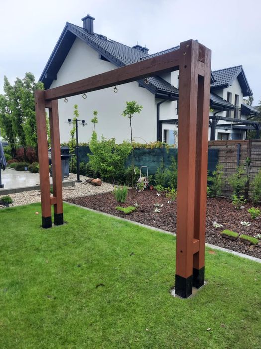 Nowoczesna huśtawka ogrodowa drewniana, stelaż