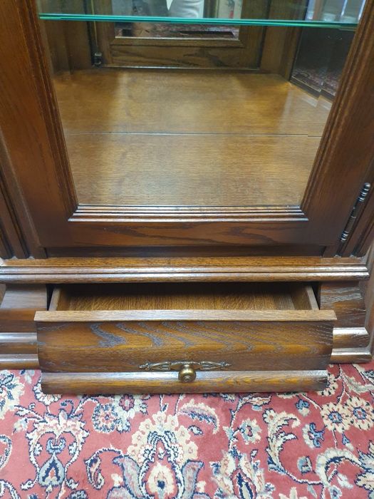 Duża dębowa witryna - serwantka