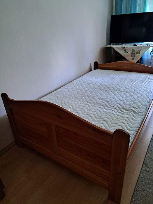 Łóżko drewniane sosnowe 128x205+ gratis dywan.