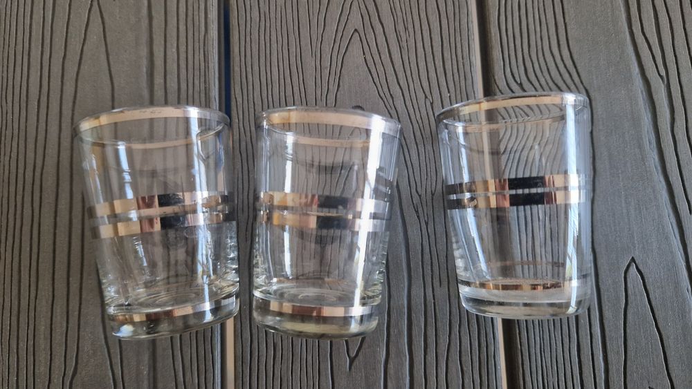 3 copos de vidro pequenos
