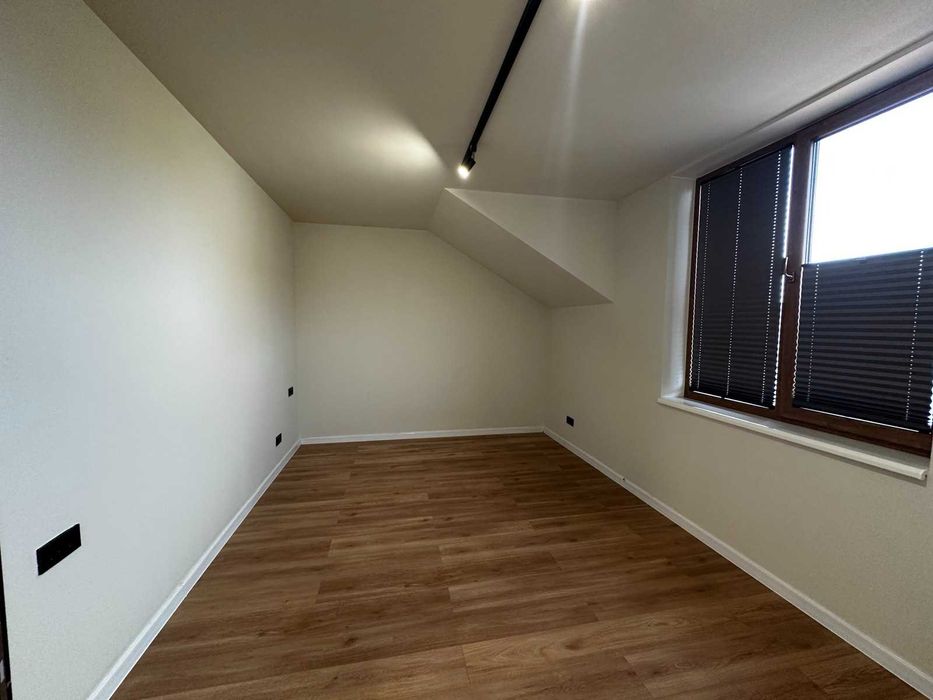 Продається сучасний котедж в м. Тячів