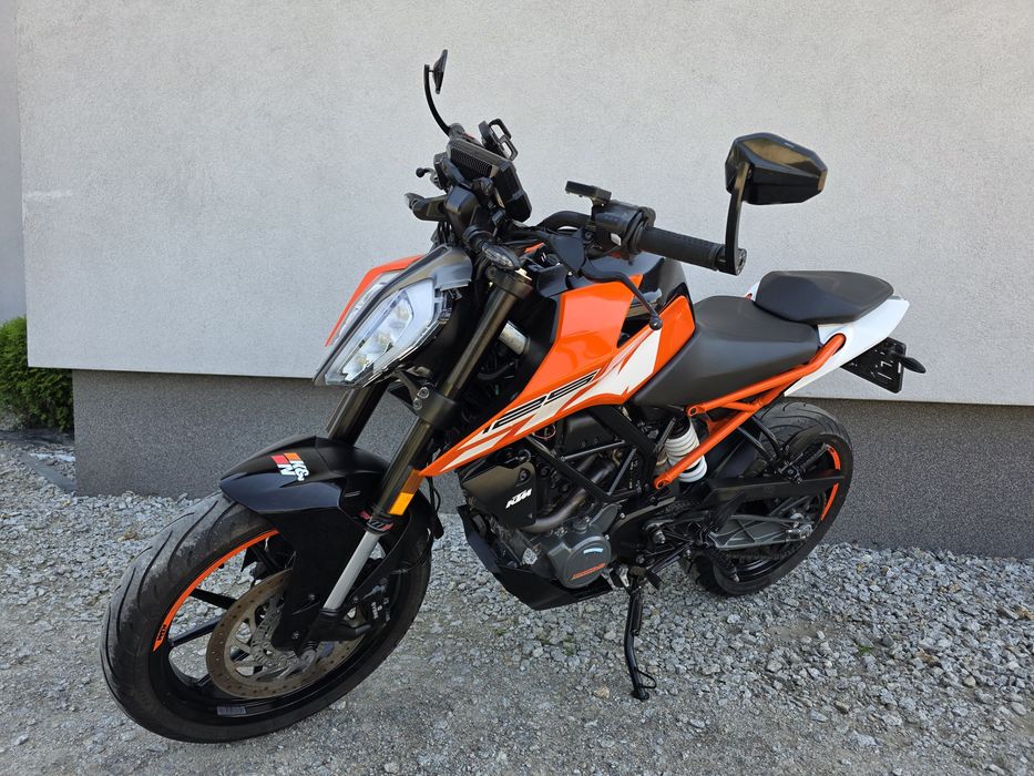 Ktm Duke 125cc kat.b  Abs oryginalny Acrapovic tylko 19 tyś km 2 kluczyki  książki serwisowe karty itp  Okazja