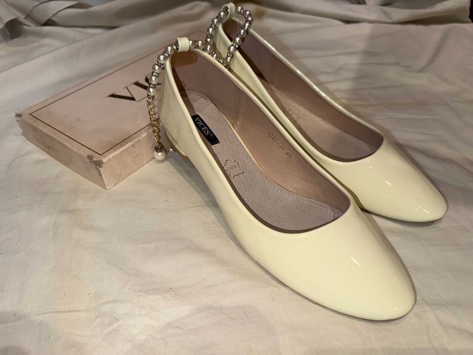 Baleriny damskie VICES rozmiar 40 – eleganckie, kremowe, w pudełku