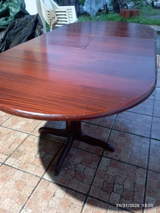 Mesa oval em madeira maciça