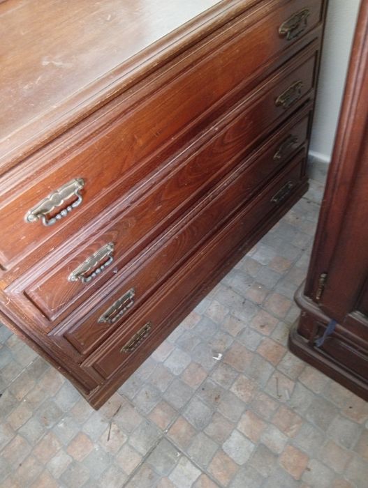 Cama de casal com colchã, mesinhas de cabeceira e cómoda