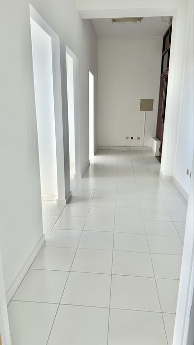 Escritório/Loja com garagem, muita luz natural e a 1min do centro.