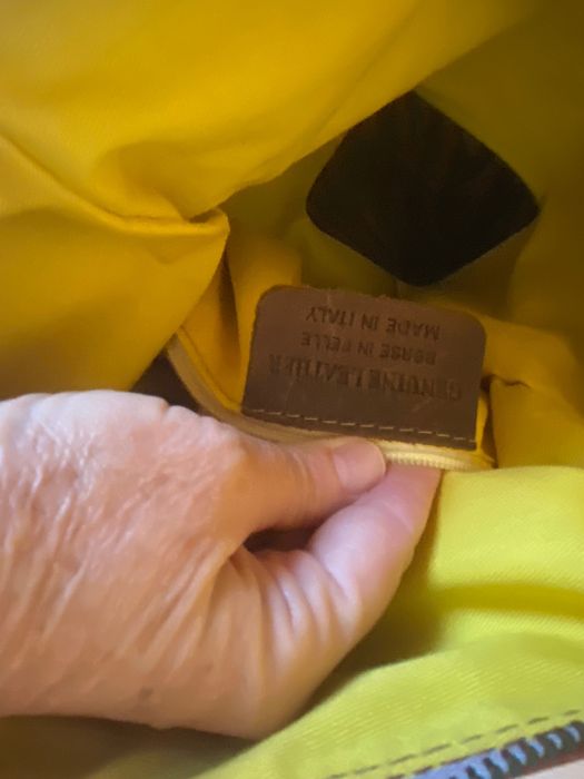 Mochila em pele, excelente qualidade. Medida 34cmx30cm