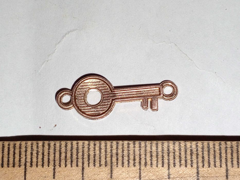 Винтажная подвеска-коннектор в форме ключа со стразами.