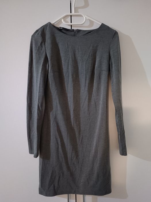 Сіре міні плаття S/M
приталене
зручне
однотонне
на спині потаємна змій