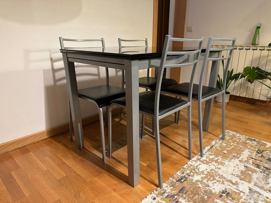 Conjunto: mesa preta extensível + 4 cadeiras