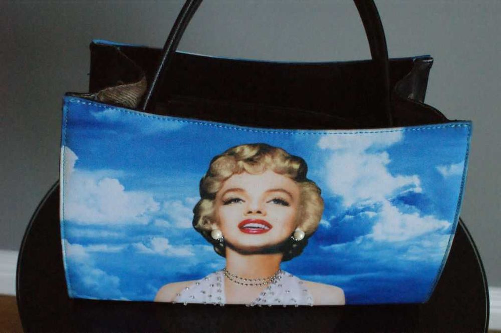 Torebka Marilyn Monroe elegancka kuferek do ręki niebieska granatowa