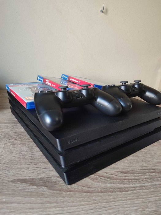 Ps4 Pro 1TB com dois comandos e 3 jogos
