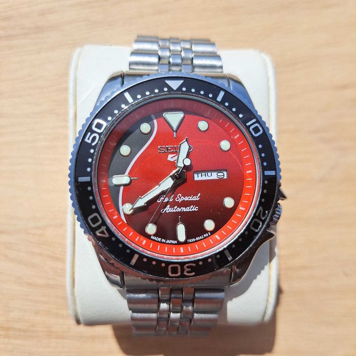 Seiko 5 Sports "Red Special" Guitarrista Brian May