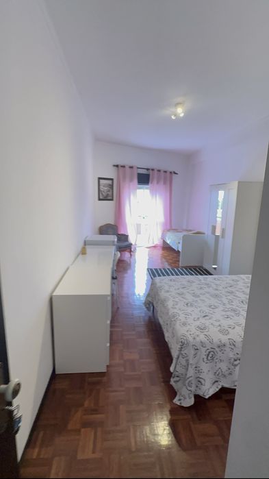 Quarto familiar (contrato) amplo 2 camas em Entroncamento 5 min da estação