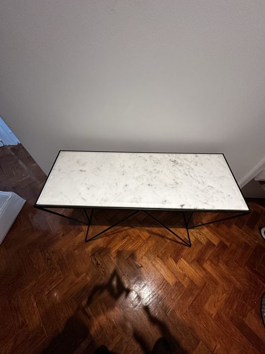 Mesa em ferro e pedra