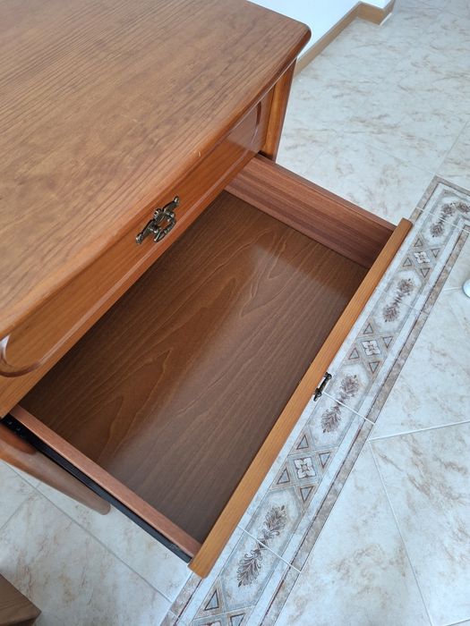 Mesa de Cabeceira e Camiseiro