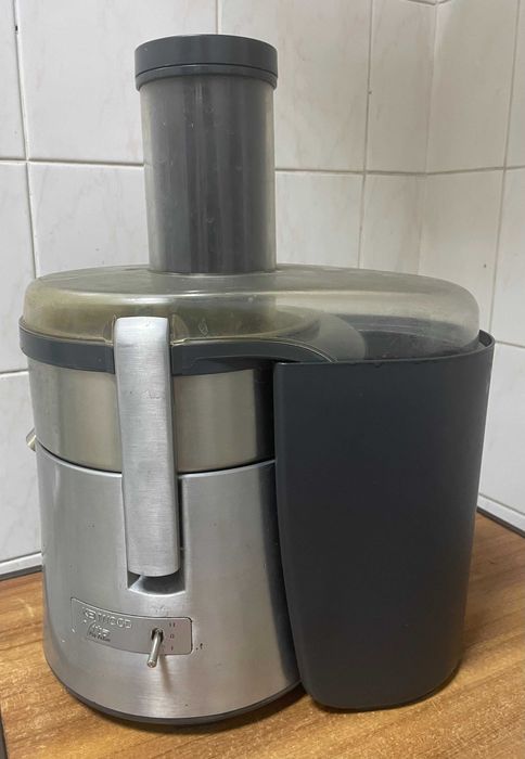 Центробежная соковыжималка Kenwood  работает хорошо