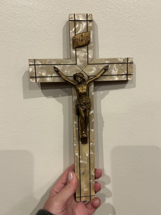 Crucifixo de bronze e madre pérola